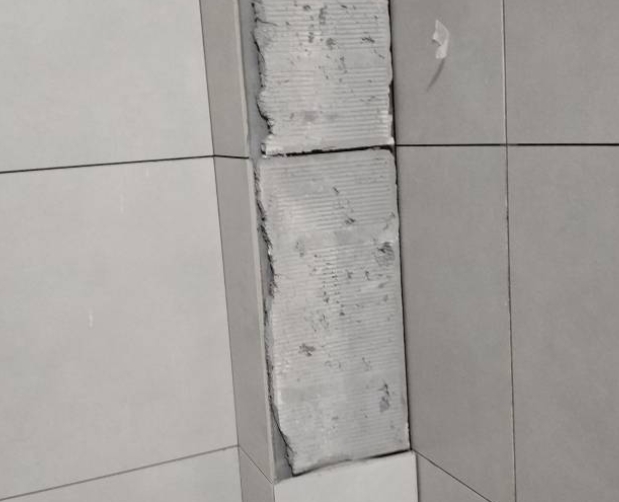 乌拉特中瓷砖空鼓维修公司分享下瓷砖施工前基层浇水润湿程度不足，可能导致以下问题