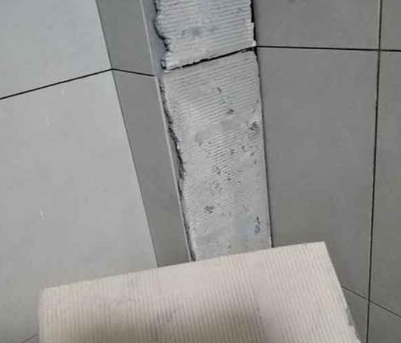乌拉特中瓷砖空鼓维修公司分享下厨房瓷砖脱落的补救措施。